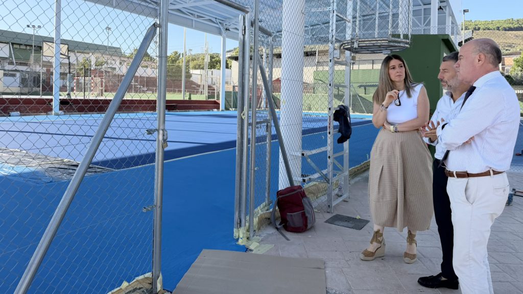 20260806 Teresa Molina, Juan Rosas y Manolo Barón junto a la pista cubierta de tenis en el Complejo Deportivo de El Maulí en Antequera