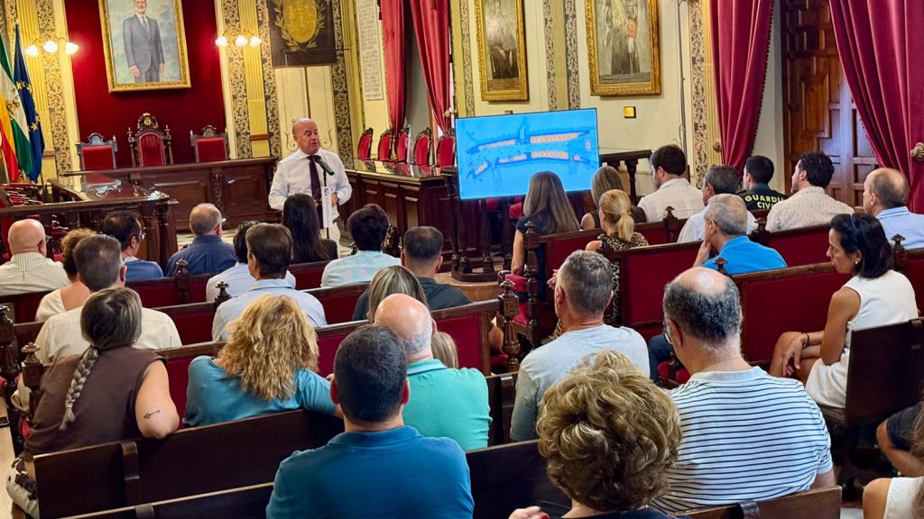 20260810 El alcalde Manolo Barón, durante la reunión para informar de las obfras en la alameda de Andalucía en Antequera