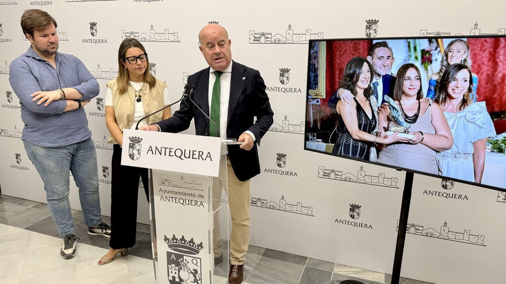 20260824 El alcalde Manolo Barón, junto a los ediles Antonio García y Elena Melero, en el balance de la Real Feria de Agosto de Antequera