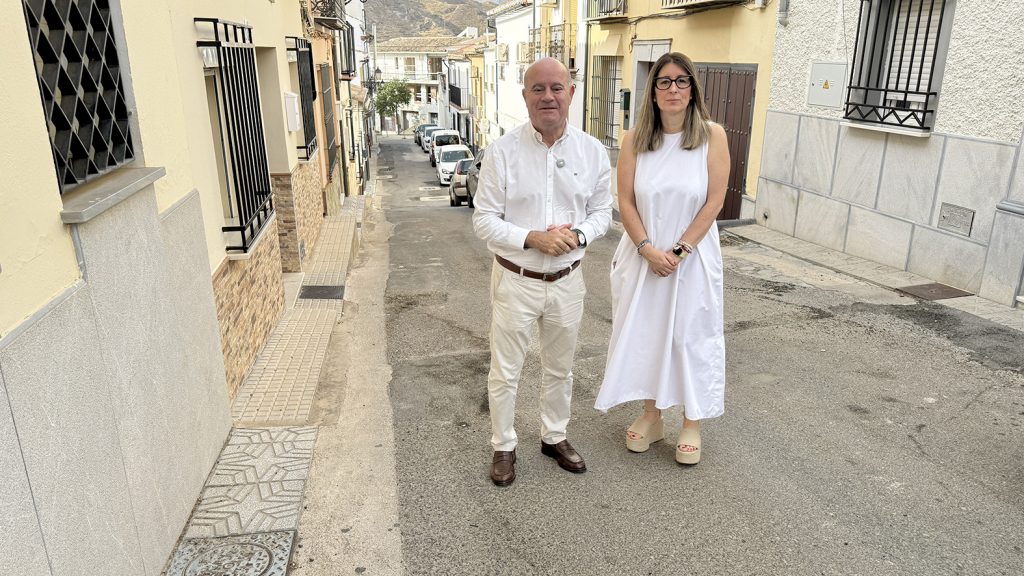20260827 El alcalde Manolo Barón, junto a la edil de Obras, Teresa Molina, en la calle La Peña de Antequera