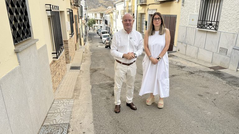 20260827 El alcalde Manolo Barón, junto a la edil de Obras, Teresa Molina, en la calle La Peña de Antequera