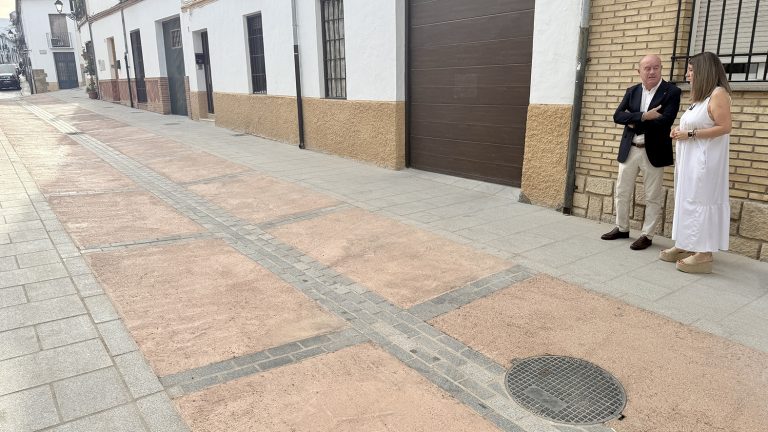 20260827 El alcalde Manolo Barón, junto a la edil de Obras, Teresa Molina, en la calle Pasillas de Antequera