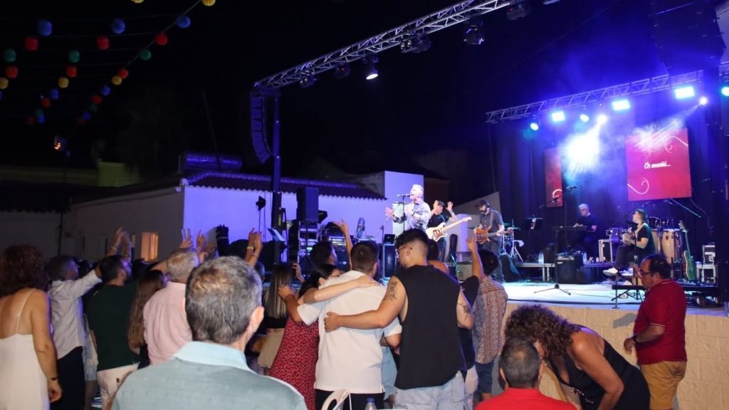 Actiuación musical de la Caseta Munipal en la Feria de Agosto 2025 de Cuevas de San Maros