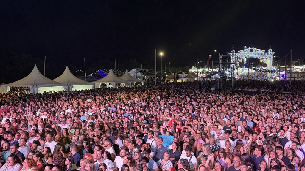 Afluencia del recinto ferial de Antequera en el concierto de Juan Magán