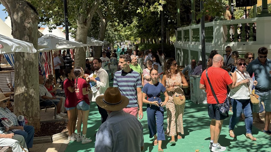 Ambiente del Paseo Real de Antequera durante la Real Feria de Agosto 2025