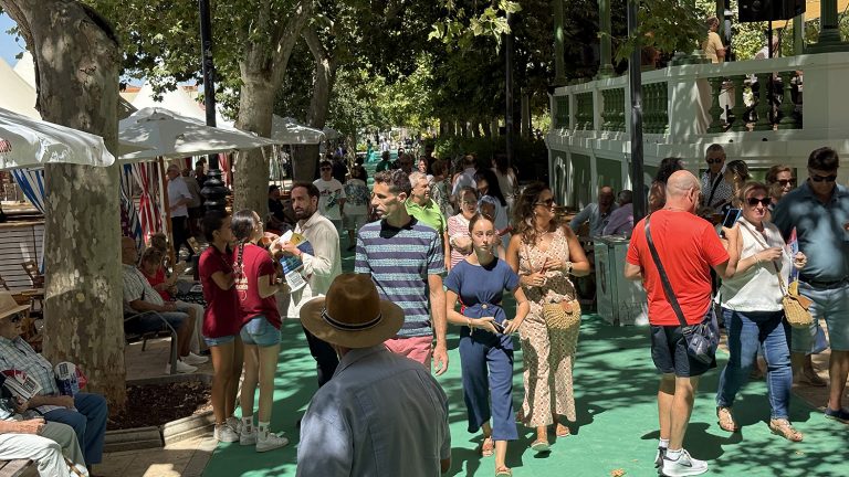Ambiente del Paseo Real de Antequera durante la Real Feria de Agosto 2025