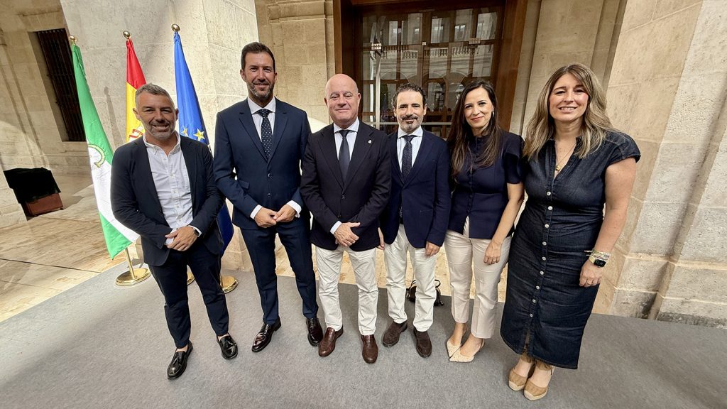 Antonio García Acedo, acompañado por Juan Rosas (a su derecha), Manolo Barón, José Ramón Carmona, Ana Cebrián y Teresa Molina
