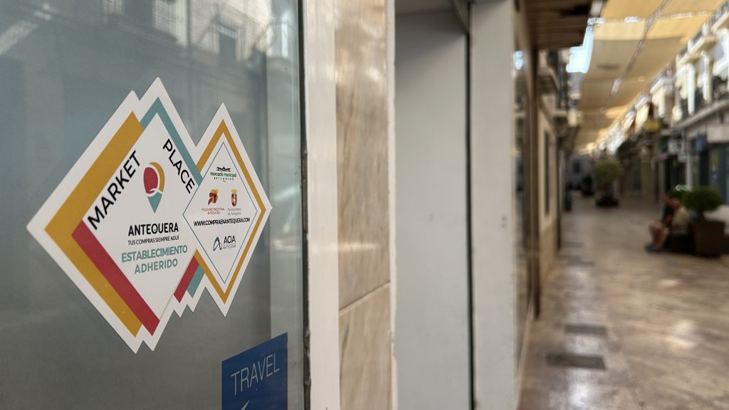 Comercio de la calle Duranes de Antequera con el sello de la 'marketplace' compraenantequera.com