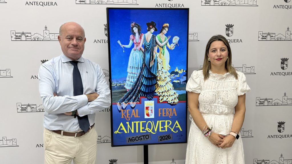 El alcalde Manolo Barón y la edil Elena Melero junto al cartel de la Real Feria de Agosto de Antequera 2026