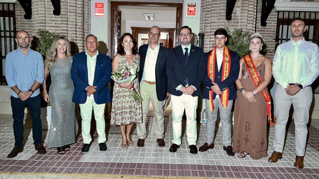 Fali Carrero junto a su pareja, responsables municipales y el míster y reina de las fiestas en 2025