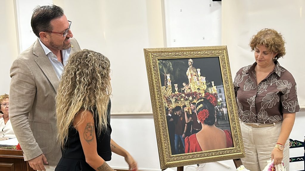 Inmaculada Román, descubriendo el cartel de la Feria de San Bartolomé 2026 de Sierra de Yeguas