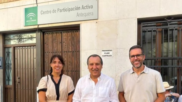 José Luis Ruiz Espejo, secretario general del PSOE de Antequera, junto a los ediles Noemí Escobar y Kiko Calderón