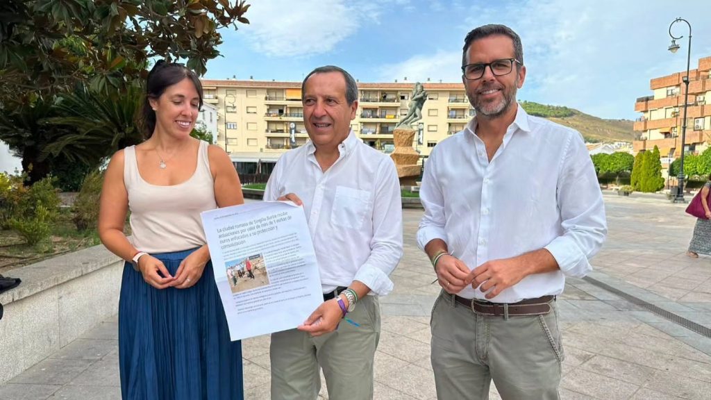 José Luis Ruiz Espejo, secretario generla del PSOE de Antequera, junto a los ediles Noemí Escobar y Kiko Calderón