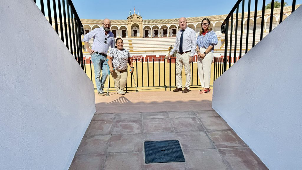 José Medina Galeote, Sara Ríos, Manolo Barón y Elena Melero, junto a una de las nuevas rampas de la Plaza de Toros de Antequera