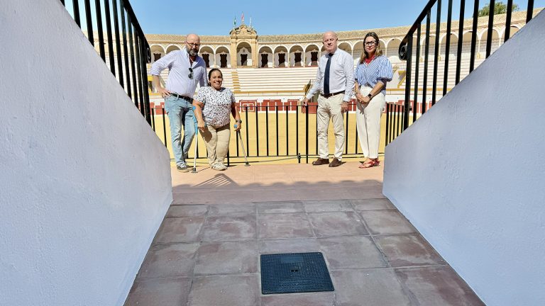 José Medina Galeote, Sara Ríos, Manolo Barón y Elena Melero, junto a una de las nuevas rampas de la Plaza de Toros de Antequera