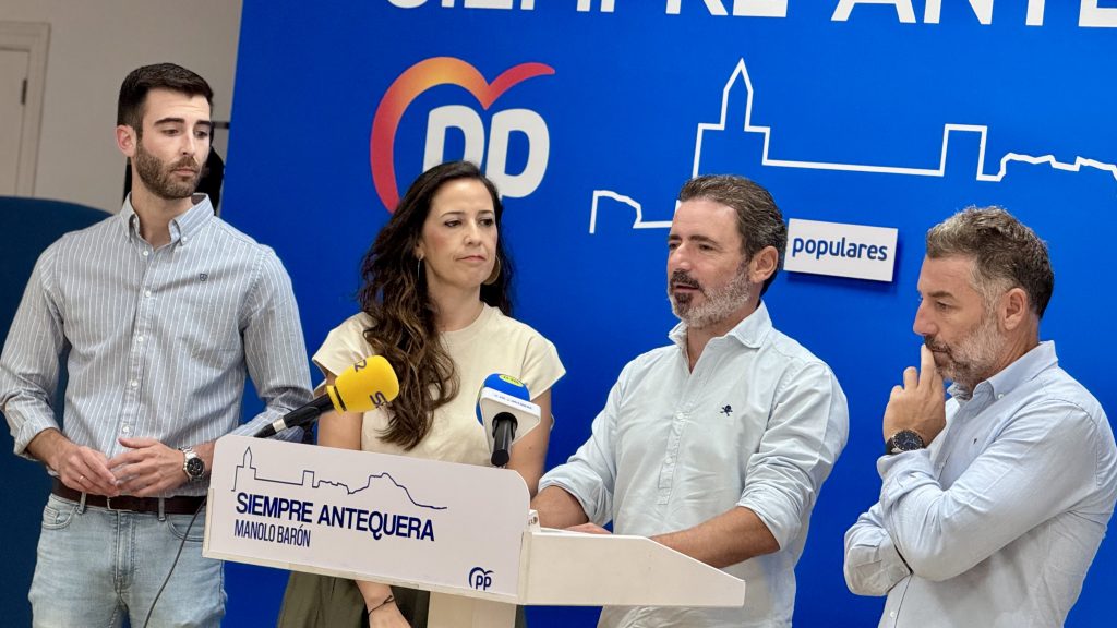 José Ramón Carmona, junto a José Manuel Fernández, Ana Cebrián y Juan Rosas en la sede del PP de Antequera