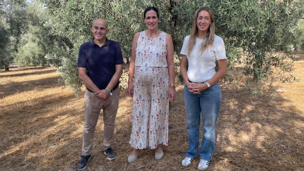 Juan Manuel Almohalla, Laura Soto y Pilar Bracho en un olivar en Archidona