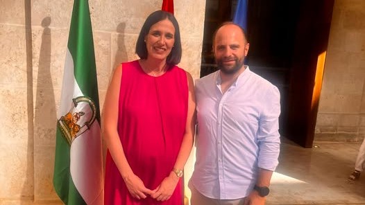 Laura Soto, nueva delegada de terrtorial de Agricultura, junto al alcalde de Teba, Cristóbal Corral, tras el acto de toma de posesión