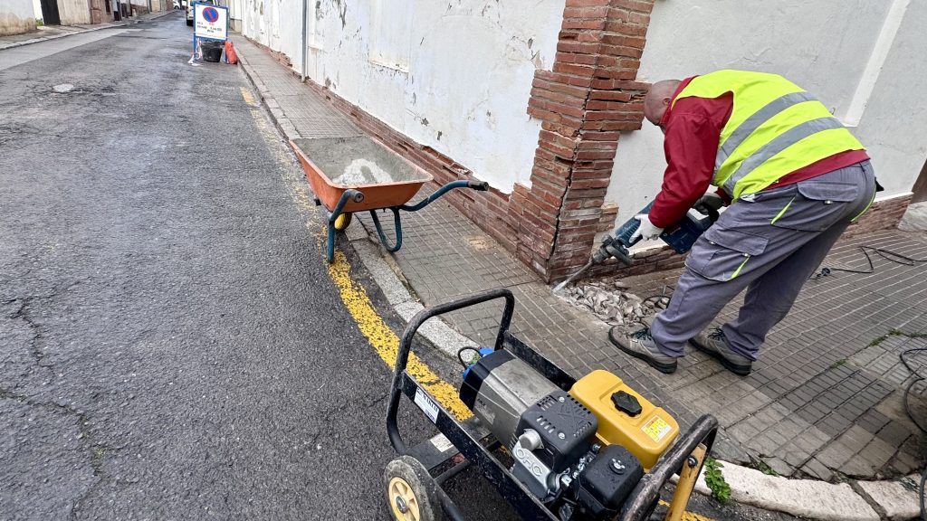 Operario del PFEA en la obra realizada en la calle Aguardenteros