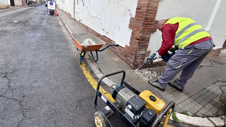 Operario del PFEA en la obra realizada en la calle Aguardenteros