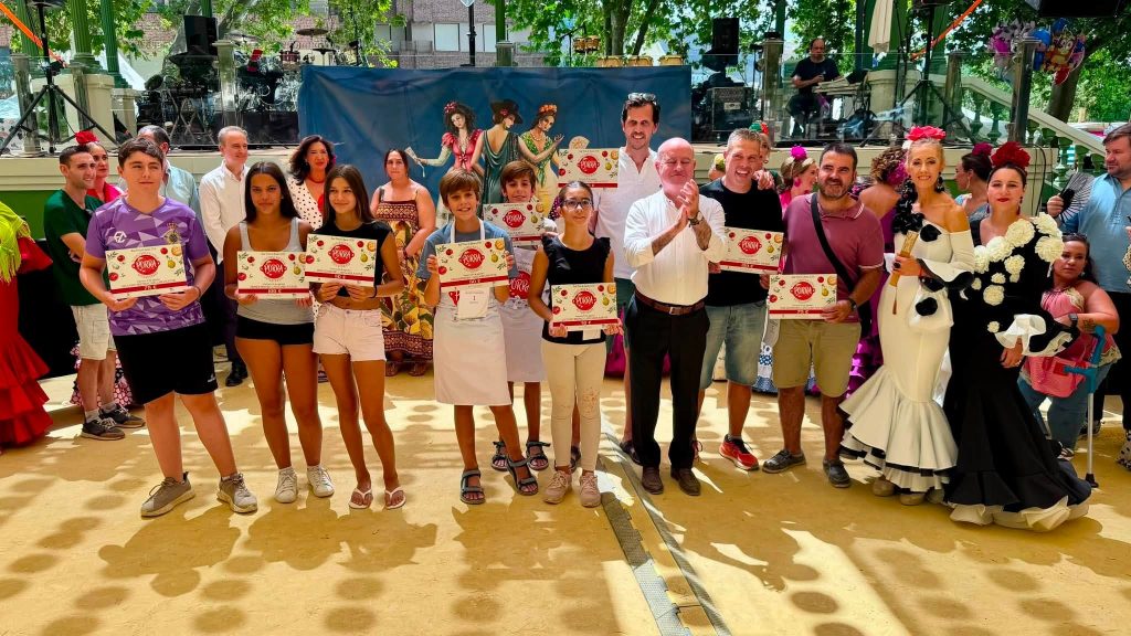 Premiados en el XI Concurso de Porra Antequerana, juntto a responsables municiapales y la regidora de la Real Feria de Agosto de Antequera
