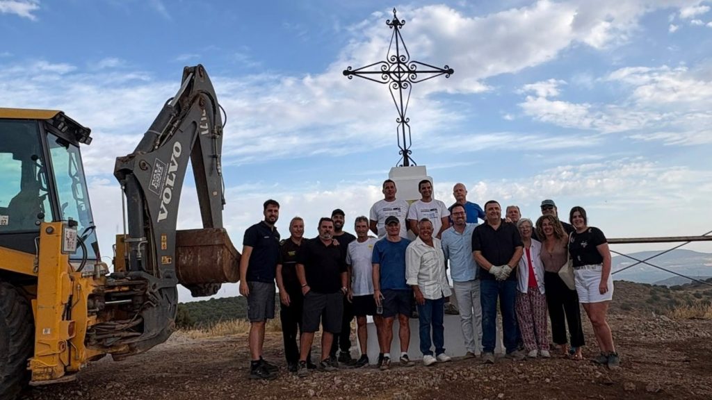 Responsables municipales y vecinos que han contribuido a la instalación del monolito en el Cerro de la Cruz de Sierra de Yeguas