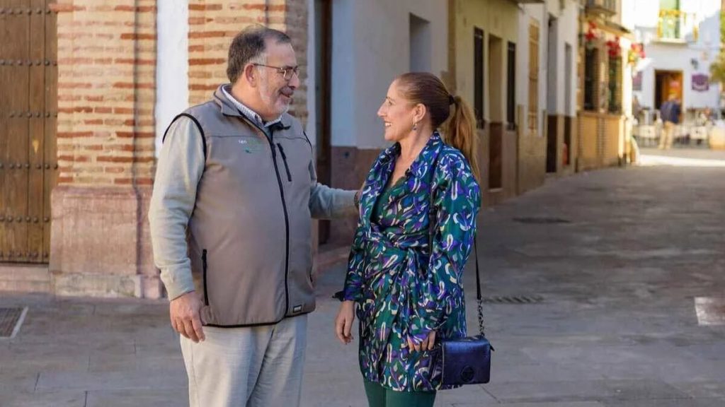 Santos Cruces, gerente del GDR Sierra Norte de Málaga, junto a uno de los empresarios beneficiados con las ayudas