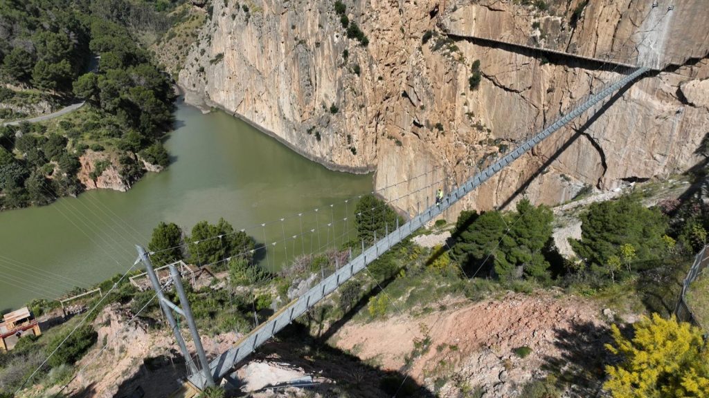 Segundo puente colgante instalado en el Caminito del Rey