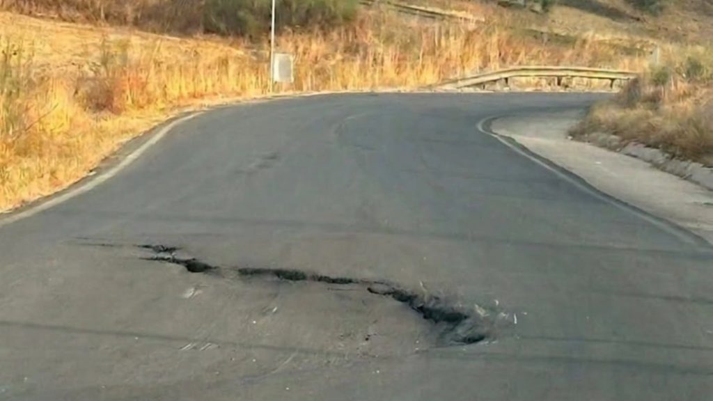 Socavón en la carretera que conecta las pedanías antequernas de La Joya y La Higuera