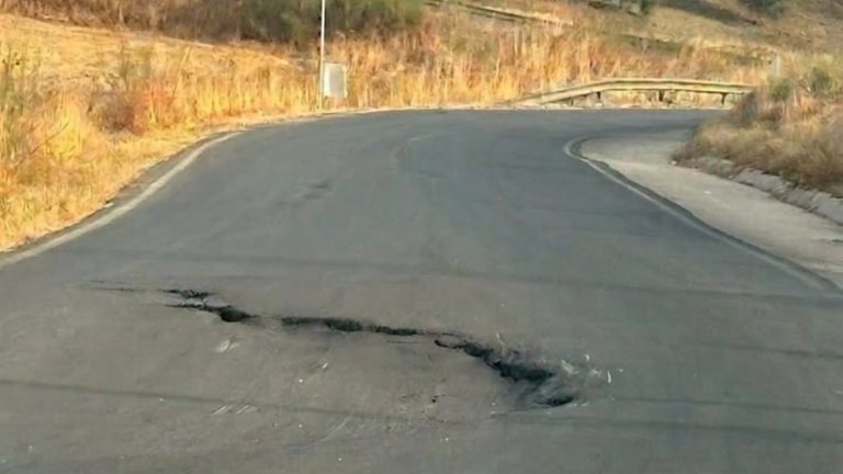 Socavón en la carretera que conecta las pedanías antequernas de La Joya y La Higuera
