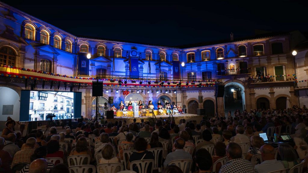 Tomás García, durante el pregón de la Real Feria de Agosto de Archidona, en la Plaza Ochavada