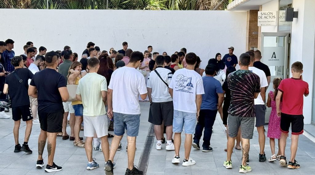 Usuarios esperando a realizar el examen de conducir teórico en dependencias de Servicios Sociales en Antequera