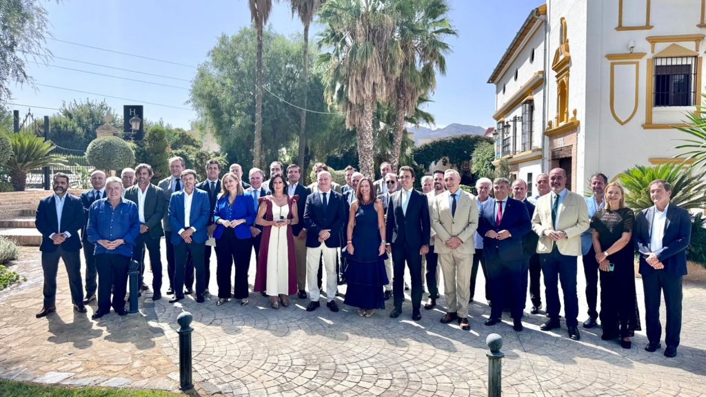 20260901 Representantes de FADECO Promotores y responsables de la Consejería de Vivienda y el Ayuntamiento de Antequera tras el encuentro en la Finca Eslava