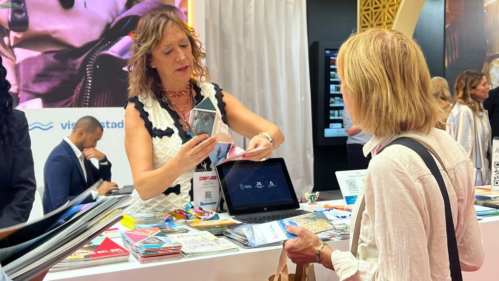 20260915 Técnica de turismo de Antequera informado de atractivos locales en el estand de Turismo Costa del Sol en la feria IFTM–Top Resa de París q