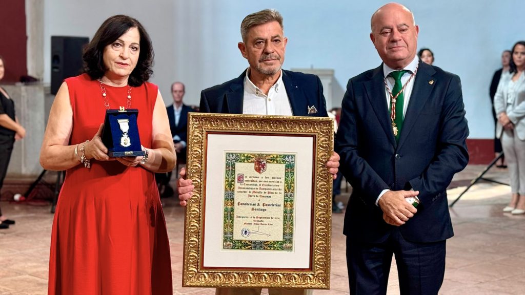 20260916 Inmaculada Delegado y José Granados, recobiendo la Medalla de Plata de la Jarra de Azucenas de Antequera junto al alcalde Manolo Barón