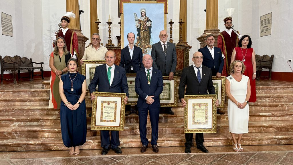 20260916 Responsables municipales junto a las personas reconocidas con las Disticiones y Honores de la Ciudad de Antequera