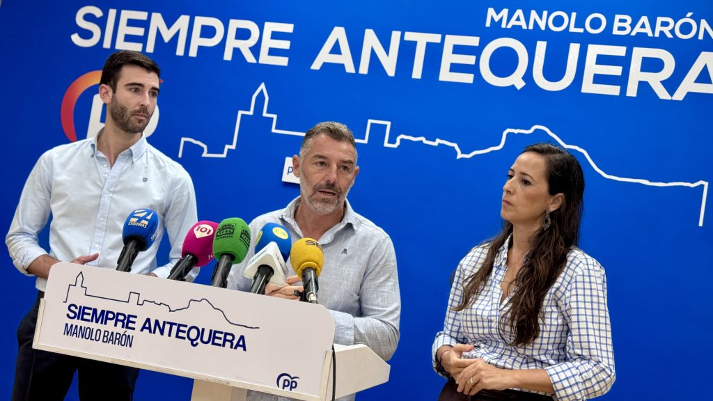 20260921 José Manuel Fernández, Juan Rosas y Ana Cebrián en la sede del PP de Antequera