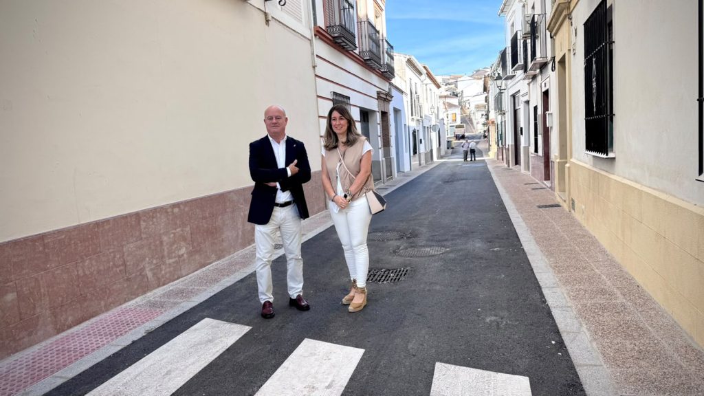 20260922 El alcalde Manolo Barón y la edil de Obras, Teresa Molina, en la calle Taller y Ollas de Antequera