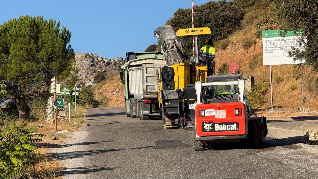 20260923 Maquinara en las obras de reasfaltado de la carretera de acceso a la zona alta del Torcal de Antequera