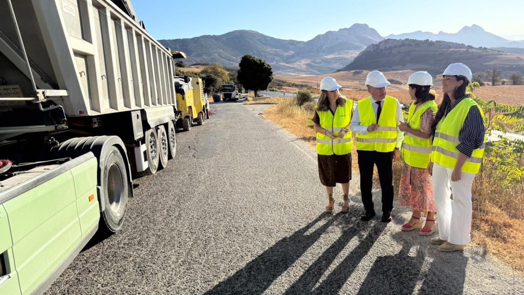 20260923 Teresa Molina, Manolo Barón, Gemma del Corral y Ana Cebrián en la carretera de acceso al Torcal Alto