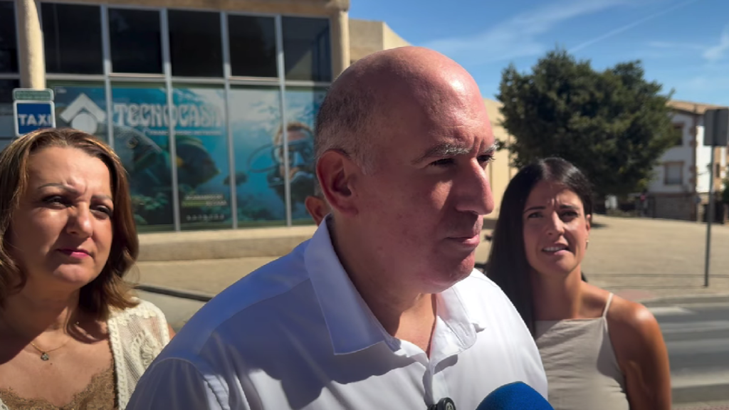 Carlos Cascajosa, coordinador de Vox en Antequera, junto a la Estación de Autobuses