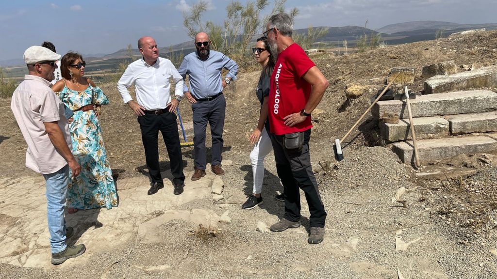 El alcalde Manolo Barón, (c) junto Gemma del Corral -en su día delegada de Cultura- y otros responsables municipales y de trabajos arqueológicos en una visita en 2023 a Singilia Barba