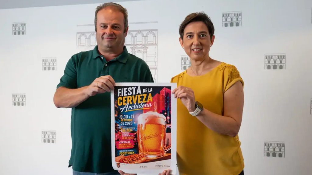 El empresario Alberto Lara y la concejala de Comercio, María Gloria Fernandez, en la presentación de la Feria de la Cerveza de Archidona