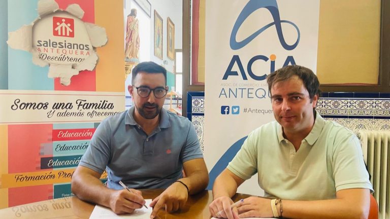 Jorge del Pino, presidente de la ACIA, junto a Francisco Javier González, director del Colegio Sagrado Corazón de Jesús de Antequera, firmando el acuerdo