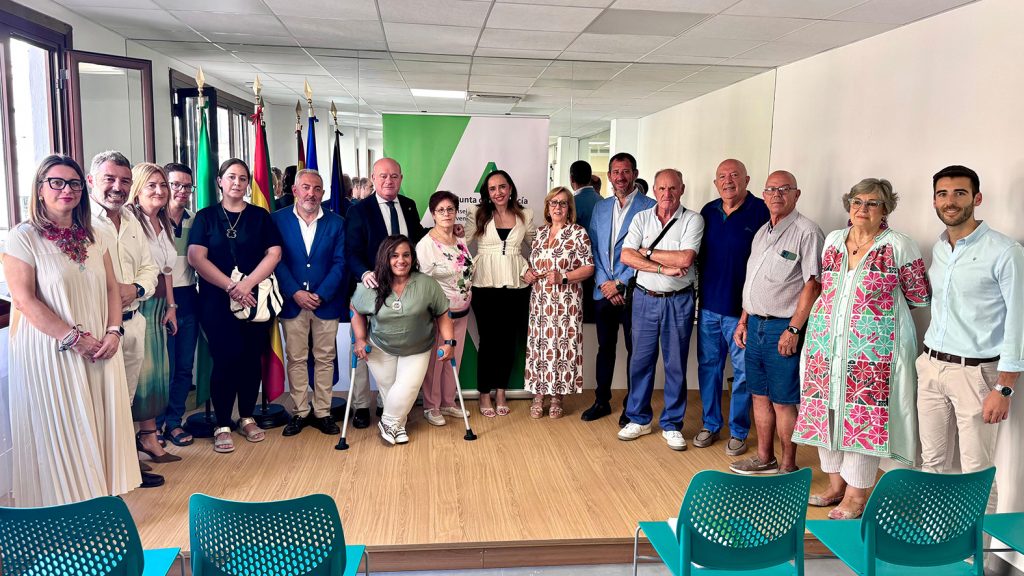 Laura Valle (c), junto a usarios y responsables del Centro de Participación Activdad y miembros del Gobierno municipal