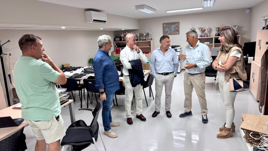 Manolo Barón (c), junto a Juan Rosas y Teresa Molina, junto a responsables de la Federación Andaluza de Pádel y del centro