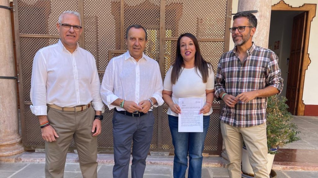 Miembros del PSOE de Antequera con la moción sobre la situación hídrica en el Puerto del Barco