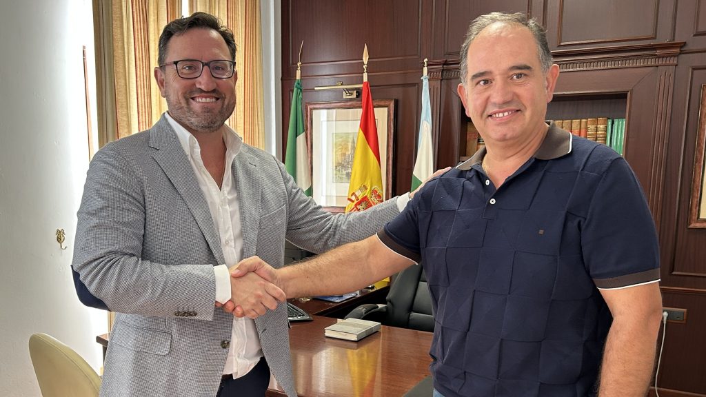 Miguel Ángel Sánchez, alcalde de Sierra de Yeguas, y Antonio Pérez, gerente de Cehosur