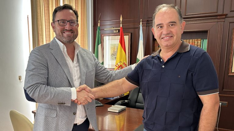 Miguel Ángel Sánchez, alcalde de Sierra de Yeguas, y Antonio Pérez, gerente de Cehosur