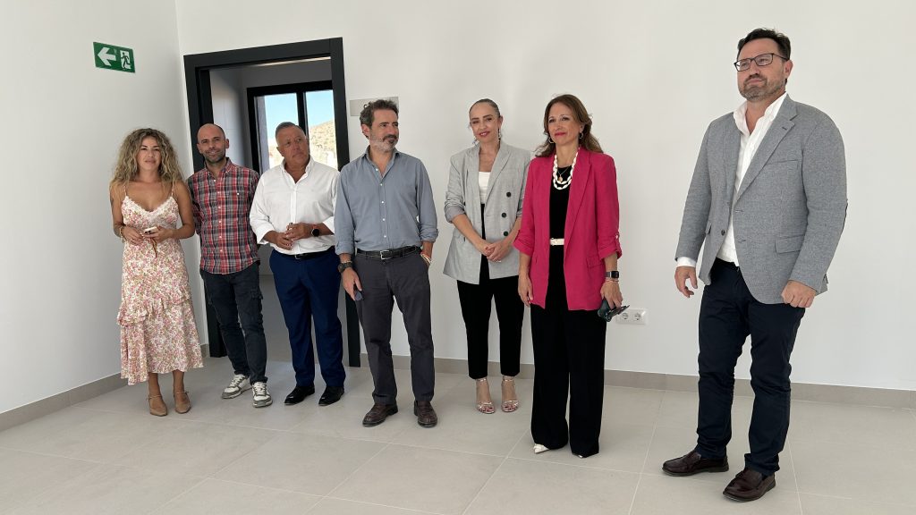 Responsables municipales y representantes de la Junta en el interior del futuro Centro de Día para Mayores de Sierra de Yeguas